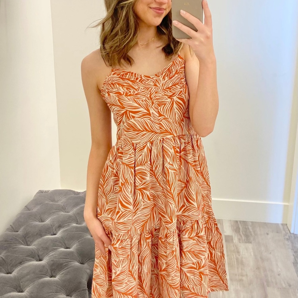 Apricot Geo Leaf Pintuck Mid Dress
Orange